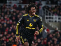 A imprensa dinamarquesa reage à lesão ‘chocante’ de Patrick Dorgu no Man Utd, sua grande preocupação diz tudo Patrick Dorgu com camisa preta do Manchester United