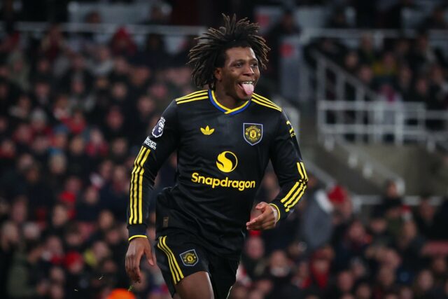 Patrick Dorgu com camisa preta do Manchester United