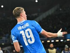 A imprensa italiana dividiu-se sobre o desempenho do ‘predador’ Rasmus Hojlund pelo Napoli, ‘Leão numa jaula…’ Rasmus Hojlund em ação pelo Napoli.