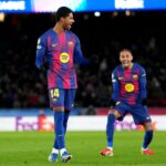 O técnico do Manchester United, Ruben Amorim, dando instruções a Marcus Rashford.