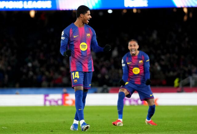 O técnico do Manchester United, Ruben Amorim, dando instruções a Marcus Rashford.