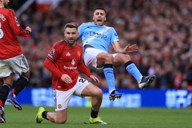Luke Shaw jogando contra o Wolves