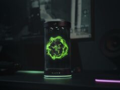 A internet odeia o ultrajante companheiro de IA da Razer, mas pelos motivos errados iPhone 16 Pro Max vs. Galaxy S24 Ultra nas mãos de uma pessoa
