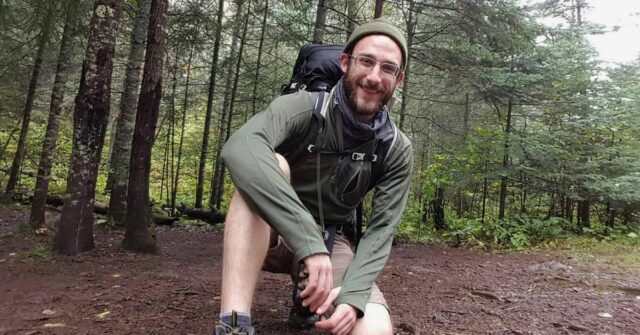 Esta foto sem data fornecida por Michael Pretti mostra Alex J. Pretti, o homem que foi baleado por um oficial federal em Minneapolis. (Michael Pretti via AP)