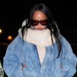 A jaqueta jeans bomber de Rihanna é a camada elevada que estamos de olho