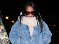 A jaqueta jeans bomber de Rihanna é a camada elevada que estamos de olho A jaqueta jeans bomber de Rihanna é a camada elevada que estamos de olho