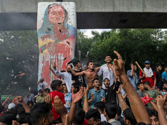 ARQUIVO- Manifestantes gritam slogans enquanto comemoram a renúncia da primeira-ministra Sheikh Hasina, em Dhaka, Bangladesh, segunda-feira, 5 de agosto de 2024. (AP Photo/Rajib Dhar, Arquivo)