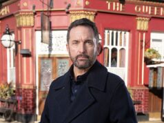 A lendária estrela de EastEnders faz um retorno dramático a Walford enquanto a reviravolta do mistério do assassinato no Natal é FINALMENTE exposta EastEnders está trazendo de volta Jake Moon – interpretado por Joel Beckett – para uma curta temporada em Albert Square