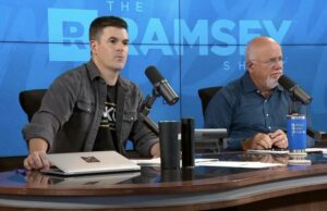 A mãe de Utah diz que a família recebe vale-refeição enquanto o marido está na escola. Ramsey chama o plano de ‘irresponsável’ A mãe de Utah diz que a família recebe vale-refeição enquanto o marido está na escola. Ramsey chama o plano de 'irresponsável'