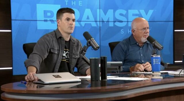 A mãe de Utah diz que a família recebe vale-refeição enquanto o marido está na escola. Ramsey chama o plano de 'irresponsável'
