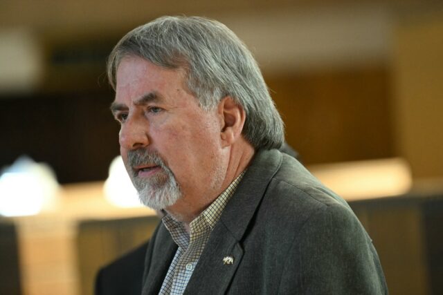 A maioria de Mike Johnson em perigo após a morte repentina de um republicano
