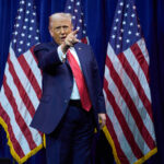 ARQUIVO - Um oficial de segurança trabalha na sede do prédio do Consumer Financial Protection Bureau (CFPB) na segunda-feira, 10 de fevereiro de 2025, em Washington. (Foto AP / Jacquelyn Martin, Arquivo)