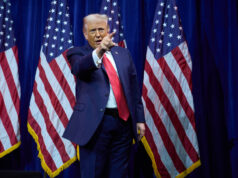 Trump aponta um bode expiatório para o debate sobre a guerra no Irã ARQUIVO - Um oficial de segurança trabalha na sede do prédio do Consumer Financial Protection Bureau (CFPB) na segunda-feira, 10 de fevereiro de 2025, em Washington. (Foto AP / Jacquelyn Martin, Arquivo)