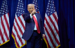 Trump aponta um bode expiatório para o debate sobre a guerra no Irã ARQUIVO - Um oficial de segurança trabalha na sede do prédio do Consumer Financial Protection Bureau (CFPB) na segunda-feira, 10 de fevereiro de 2025, em Washington. (Foto AP / Jacquelyn Martin, Arquivo)