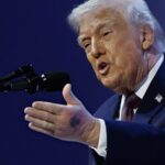 A mão machucada do presidente dos EUA, Donald Trump, fez as pessoas falarem em Davos.