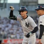 Cody Bellinger #35 do New York Yankees reage após acertar uma única durante o primeiro inning.