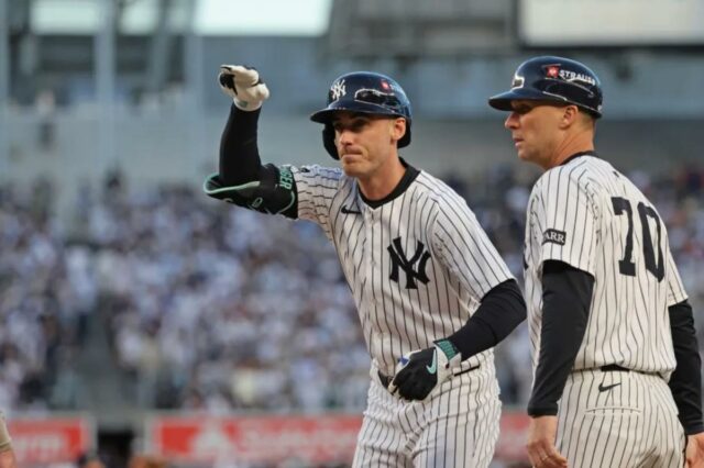Cody Bellinger #35 do New York Yankees reage após acertar uma única durante o primeiro inning.