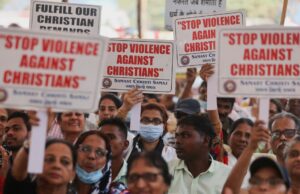 À medida que o ódio cresce na Índia, extremistas hindus recorrem a alvos cristãos Uma mulher cristã indiana recebe a sagrada comunhão enquanto outras pessoas esperam na fila durante o Natal na igreja St. Mary's Garrison, em Jammu, Índia, quinta-feira, 25 de dezembro de 2025. (AP Photo/Channi Anand)