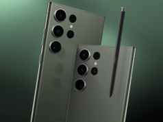 A melhor tecnologia que comprei no ano passado foi um carro-chefe de 2023 Uma foto de um Galaxy S23 Ultra com um widget de pesquisa do Google personalizado em um fundo de grade azul e branco, com um carro lego e um teclado