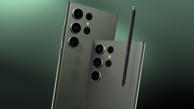 Uma foto de um Galaxy S23 Ultra com um widget de pesquisa do Google personalizado em um fundo de grade azul e branco, com um carro lego e um teclado 