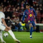 O técnico do Manchester United, Ruben Amorim, dando instruções a Marcus Rashford.