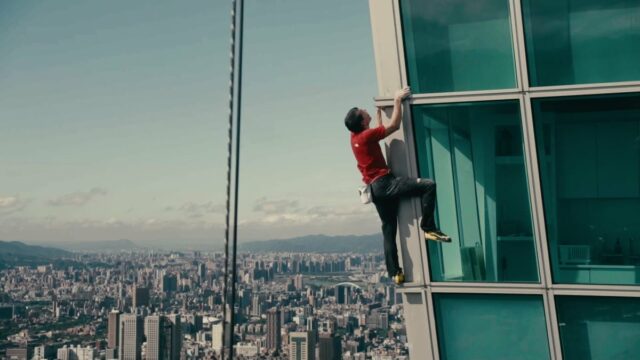 A mídia social reage enquanto Alex Honnold escala o arranha-céu A mídia social reage enquanto Alex Honnold escala o arranha-céu Taipei 101