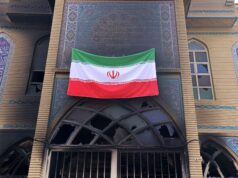 ‘A mudança é inevitável’: o que vem a seguir para o Irão? Os destroços de um ônibus queimado são vistos em uma rua.