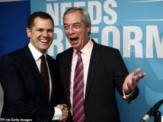 A nossa economia está moribunda, as fronteiras estão rompidas, as forças armadas esgotadas e o PM é um fracasso socialista oceânico. Assim, enquanto a deserção de Jenrick abala a direita, a nossa mensagem aos reformistas e aos conservadores: parem de lutar entre si – e acabem com o pesadelo trabalhista Robert Jenrick lançou uma granada de mão na política da direita britânica na quinta-feira, ao desertar para a reforma de Nigel Farage.