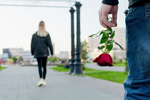 A nova frase de cinco palavras considerada uma 'escuta de namoro' - eis por que é tão confusa
