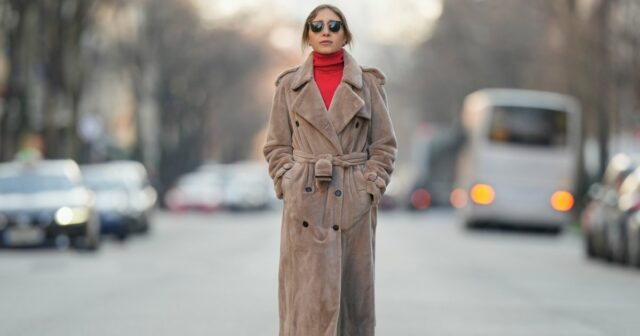 Jeans, suéter, bolsa, tênis e relógio da Amazon