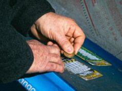 A operadora da Loteria Nacional do Reino Unido, Allwyn, se une ao serviço de mercearia Gopuff para entregas de raspadinhas Raspadinhas de loteria. A operadora da Loteria Nacional do Reino Unido, Allwyn, se une ao serviço de mercearia Gopuff para entregas de raspadinhas