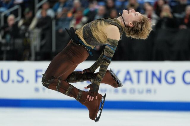 Ilia Malinin compete durante a competição de patinação livre masculina no Campeonato de Patinação Artística dos EUA, sábado, 10 de janeiro de 2026, em St. (Foto AP/Jeff Roberson)