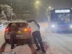 ‘A pior neve em uma década’ atinge o centro da Grã-Bretanha com voos suspensos, estradas bloqueadas e linhas ferroviárias fechadas enquanto a tempestade Goretti, a 160 km/h, deixa um rastro de devastação em todo o Reino Unido e milhares de pessoas sem energia Pessoas tentam empurrar um carro preso na neve em Buxton, Peak District, Derbyshire, na noite de quinta-feira