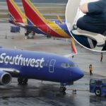 Cara com excesso de peso em um assento de avião.