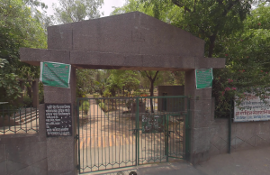 A polícia de Delhi prende três e apreende fundos em dinheiro em operação ilegal de jogos de azar Entrada para o Parque Trilokpuri. A polícia de Delhi prende três e apreende fundos em dinheiro em operação ilegal de jogos de azar