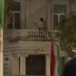 Quatro policiais ficaram feridos e 14 pessoas foram presas após confrontos furiosos com manifestantes em frente à embaixada do Irã em Londres, disse a Polícia Metropolitana. Um dos presos teria escalado o prédio em Kensington e removido uma bandeira iraniana