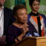 A prefeita de Oakland, Barbara Lee, observa enquanto o chefe assistente da polícia de Oakland, James Beere, que foi nomeado chefe interino da polícia de Oakland, fala durante uma entrevista coletiva na sexta-feira, 14 de novembro de 2025, em Oakland, Califórnia (Dai Sugano/Bay Area News Group)