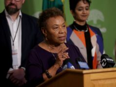 A prefeita de Oakland, Barbara Lee, pode ajudar a acabar com a supervisão federal da polícia? Um juiz está otimista. A prefeita de Oakland, Barbara Lee, observa enquanto o chefe assistente da polícia de Oakland, James Beere, que foi nomeado chefe interino da polícia de Oakland, fala durante uma entrevista coletiva na sexta-feira, 14 de novembro de 2025, em Oakland, Califórnia (Dai Sugano/Bay Area News Group)