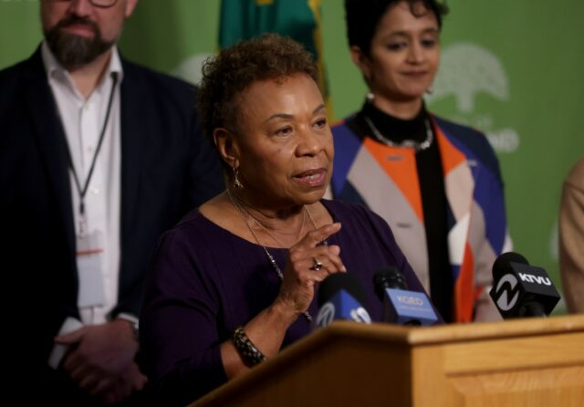 A prefeita de Oakland, Barbara Lee, pode ajudar a acabar A prefeita de Oakland, Barbara Lee, observa enquanto o chefe assistente da polícia de Oakland, James Beere, que foi nomeado chefe interino da polícia de Oakland, fala durante uma entrevista coletiva na sexta-feira, 14 de novembro de 2025, em Oakland, Califórnia (Dai Sugano/Bay Area News Group)