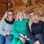 A família 'preocupada' de Katie Price está planejando uma intervenção em seu casamento turbulento com o empresário Lee Andrews (Katie na foto com sua irmã Sophie e sua mãe Amy)