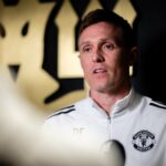 Patrick Dorgu comemora com seus companheiros durante a partida da Premier League entre Manchester United e Newcastle United.