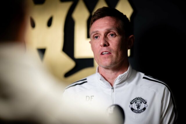 Patrick Dorgu comemora com seus companheiros durante a partida da Premier League entre Manchester United e Newcastle United.