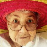 Lançamento da previsão de idade do ChatGPT – veja como verificar a sua | Uma mulher mais velha com um chapéu de sol brilhante