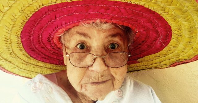 Lançamento da previsão de idade do ChatGPT – veja como verificar a sua | Uma mulher mais velha com um chapéu de sol brilhante