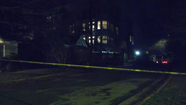 A fita da cena do crime da polícia foi colocada no local da invasão mortal no sábado.