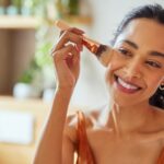 Felizes duas garotas segurando um monte de sacolas de compras