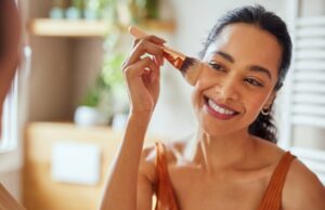 A promoção de inverno da Amazon é o sonho de qualquer amante da beleza – compre cabelos, maquiagem e cuidados com a pele virais Felizes duas garotas segurando um monte de sacolas de compras