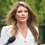 Lindsey Halligan falando ao microfone.