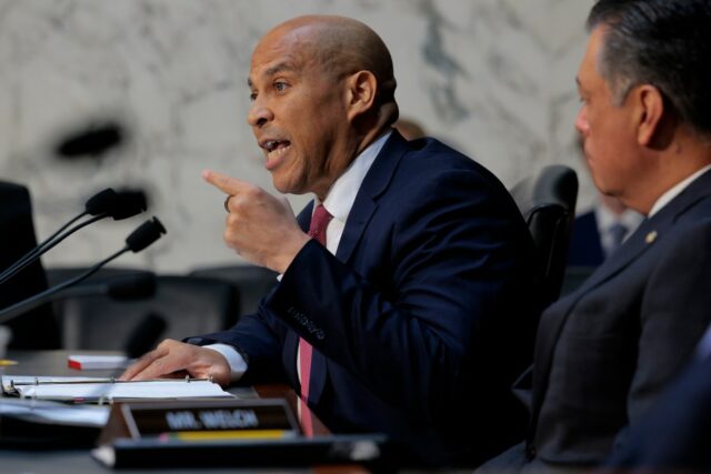 A proposta ICE de Cory Booker provoca condenação progressiva
