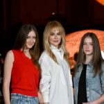 A atriz Nicole Kidman e seus filhos Connor (L) e Isabella (R) assistem a um jogo entre o Los Angeles Lakers e o Miami Heat no Staples Center em 25 de dezembro de 2004 em Los Angeles, Califórnia. (Foto de Matthew Simmons/Getty Images)